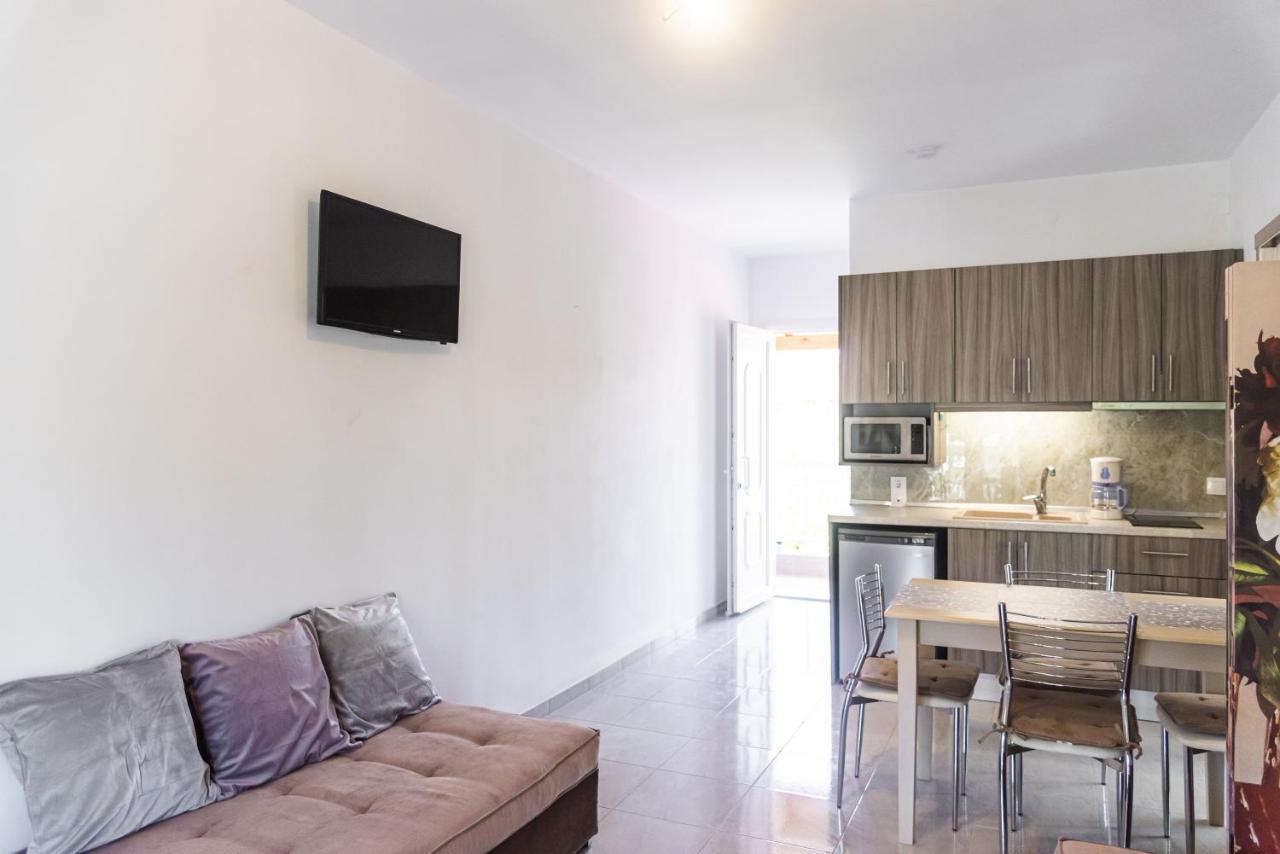 קאבוס Olive Grove Beachfront Apartments & Seaview Suites (Adults Only) מראה חיצוני תמונה